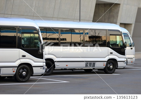 迷你巴士 135613123