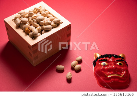 一張以紅色為背景的節分豆和鬼面具的照片 135613166