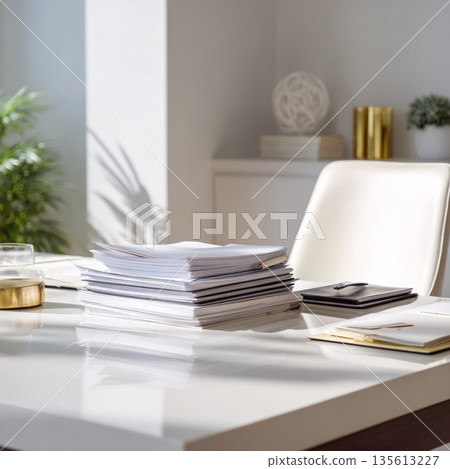 房地產銷售人員的乾淨辦公桌 房地產銷售人員的乾淨辦公桌 135613227
