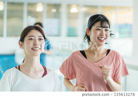 一名女子正在奔跑。 135613278