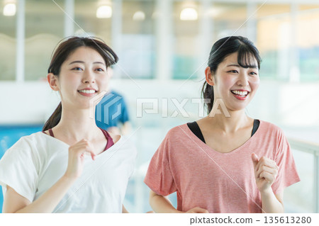 一名女子正在奔跑。 135613280