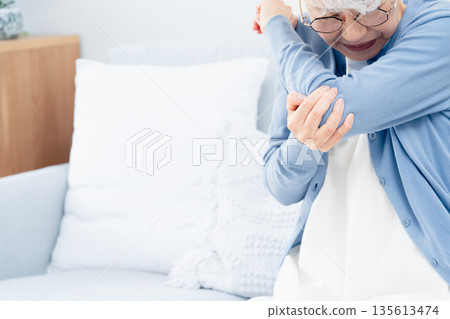 手肘疼痛的老年婦女 135613474