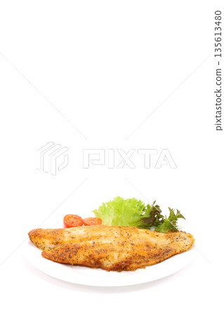 白魚煎蛋，魚菜餚，巴沙魚，淺色背景 135613480
