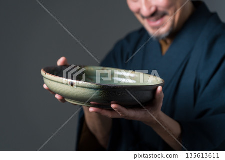 手持盤的陶工 135613611