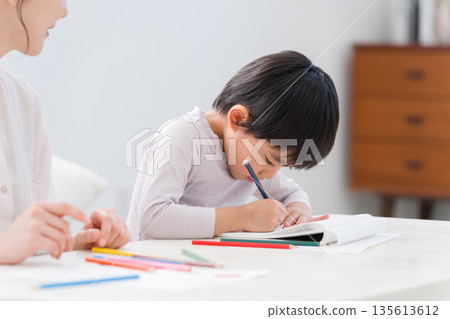 媽媽和孩子在家畫畫 135613612