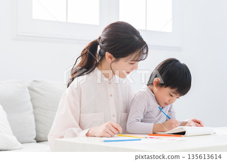 媽媽和孩子在家畫畫 135613614