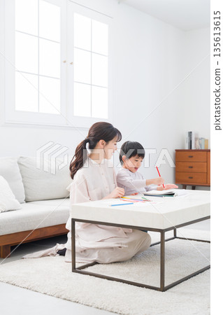 媽媽和孩子在家畫畫 135613615