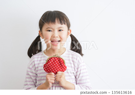 孩子拿著一個有扣的錢包（裝錢/零用錢） 135613616