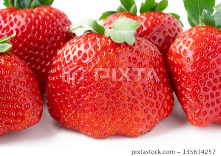 Close-up of flat-tipped irregular strawberries (Tochiaika) Close-up of flat-tipped irregular strawberries (Tochiaika) 135614257
