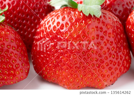 扁平尖頭不規則草莓(Tochiaika)特寫 扁平尖頭不規則草莓(Tochiaika)特寫 135614262