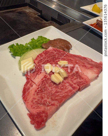 西冷牛排,鐵板燒,肉,烤肉前 西冷牛排,鐵板燒,肉,烤肉前 135614376