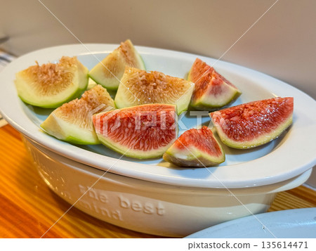 將切好的無花果放在盤子上。 135614471