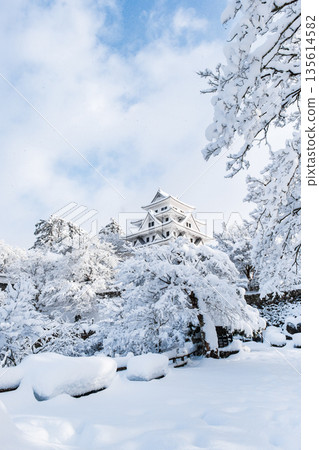 Gujo Hachiman Castle in the snow 135614582