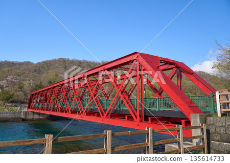 [Lake Shikotsu] The red mountain railway bridge spanning the lake 135614733