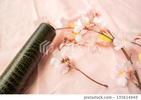 櫻花花瓣和畢業證書 135614848