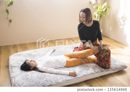 泰式傳統按摩形象 135614998