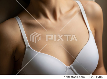 凸顯優美胸線的女士內衣 135615069