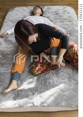 泰式傳統按摩形象 135615112