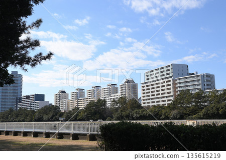 Kaihin Makuhari apartment complexes seen from the Hanamigawa Cycling Road Kaihin Makuhari apartment complexes seen from the Hanamigawa Cycling Road 135615219