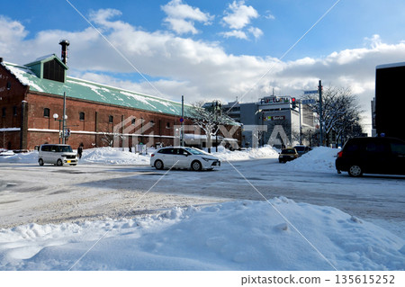 一月的札幌中央區北3街東3號，積雪覆蓋，背景可以看到「札幌工廠」的標誌。 135615252