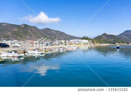 香川縣小豆島天使之路旁的港口 香川縣小豆島天使之路旁的港口 135615282