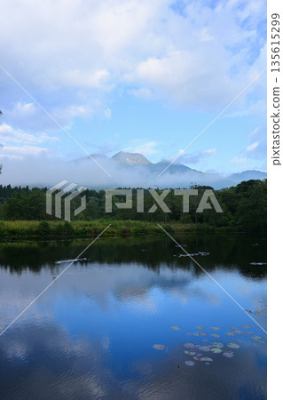 清晨的妙高山與伊森池 清晨的妙高山與伊森池 135615299