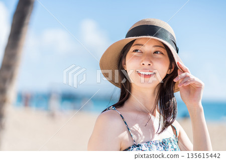 年輕女子正在享受假期。 135615442