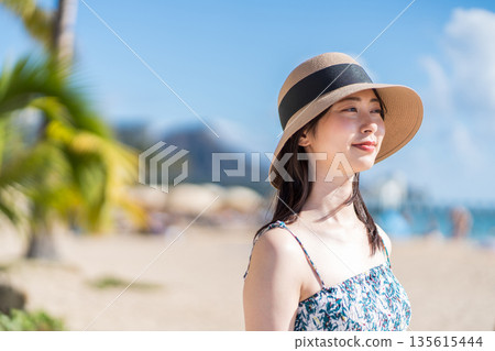 年輕女子正在享受假期。 135615444