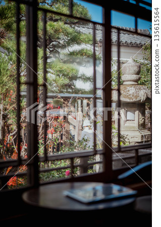 透過玻璃窗欣賞京都庭園景色 透過玻璃窗欣賞京都庭園景色 135615564