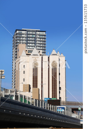 阪神高速公路沿著神戶海灣延伸,附近有一棟婚禮場地和一棟高層公寓大樓。 阪神高速公路沿著神戶海灣延伸,附近有一棟婚禮場地和一棟高層公寓大樓。 135615733