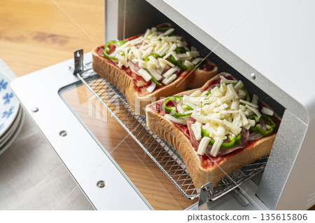 烘烤披薩吐司(用烤麵包機烘烤前) 烘烤披薩吐司(用烤麵包機烘烤前) 135615806