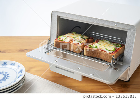 用烤麵包機烤披薩吐司 用烤麵包機烤披薩吐司 135615815