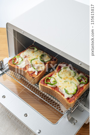 用烤麵包機烤披薩吐司 135615817