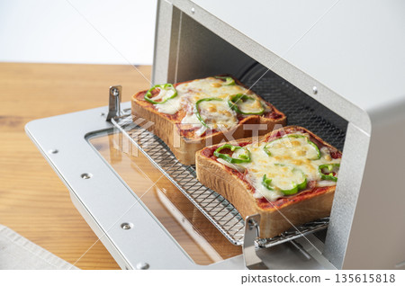 用烤麵包機烤披薩吐司 135615818