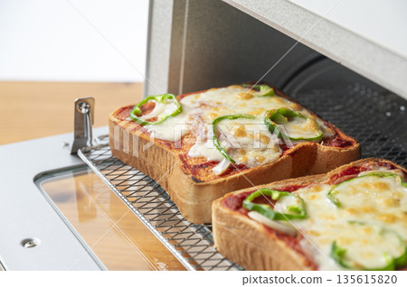 用烤麵包機烤披薩吐司 用烤麵包機烤披薩吐司 135615820