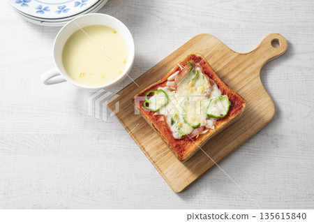 Pizza toast  135615840