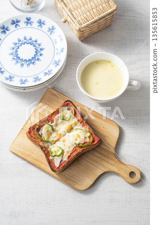 Pizza toast  135615853