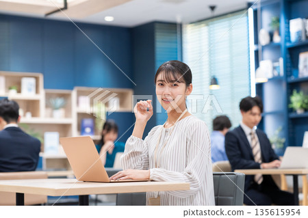 在辦公室工作的年輕女商人 135615954