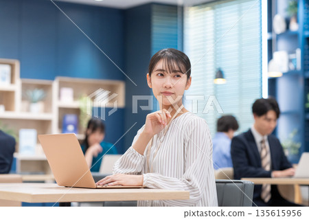 在辦公室工作的年輕女商人 135615956