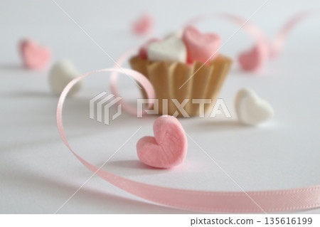可愛的愛心棉花糖和絲帶 135616199