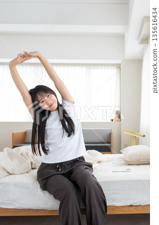 一位女士早上醒來伸懶腰 一位女士早上醒來伸懶腰 135616434