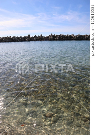 清澈見底的海水和蔚藍的天空 135616582