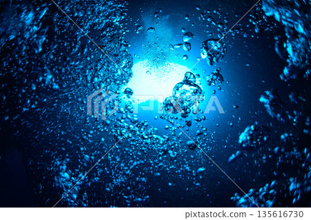 從水下看到的藍天和氣泡——潛水景色 135616730