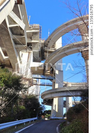 The loop bridge and elevator tower at Iwakurojima IC on the Setouchi Ohashi Bridge (Sakaide City, Kagawa Prefecture) 135616795