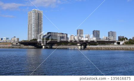 從凱見川海灘眺望美浜橋和海濱幕張 從凱見川海灘眺望美浜橋和海濱幕張 135616875