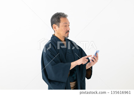 看著智能手機的男人 135616961