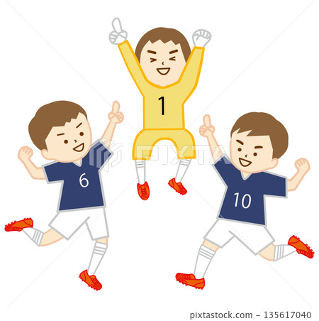 男孩們慶祝贏得足球比賽,並擺出冠軍姿勢。 男孩們慶祝贏得足球比賽,並擺出冠軍姿勢。 135617040