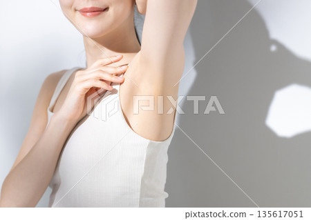 做身體護理的女性 做身體護理的女性 135617051