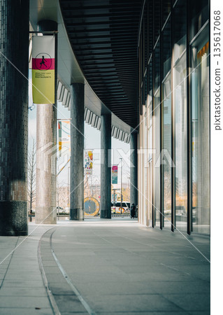 清晨，大阪站周圍空蕩蕩的走廊。 135617068