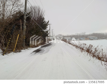 Narrow road (winter) 135617095